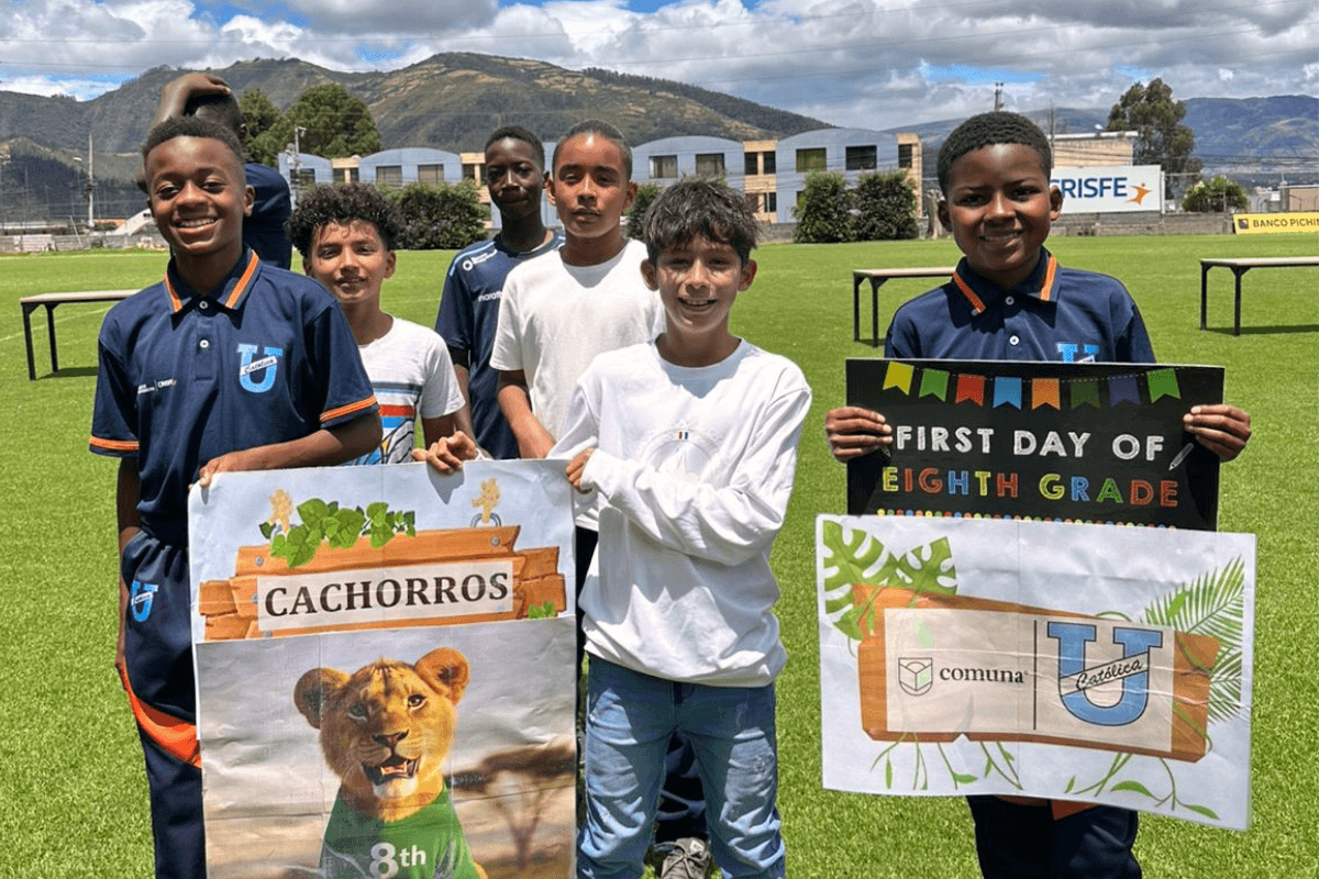 Grupo de jóvenes atletas con pancartas del grupo Baby Cachorros en la cancha
